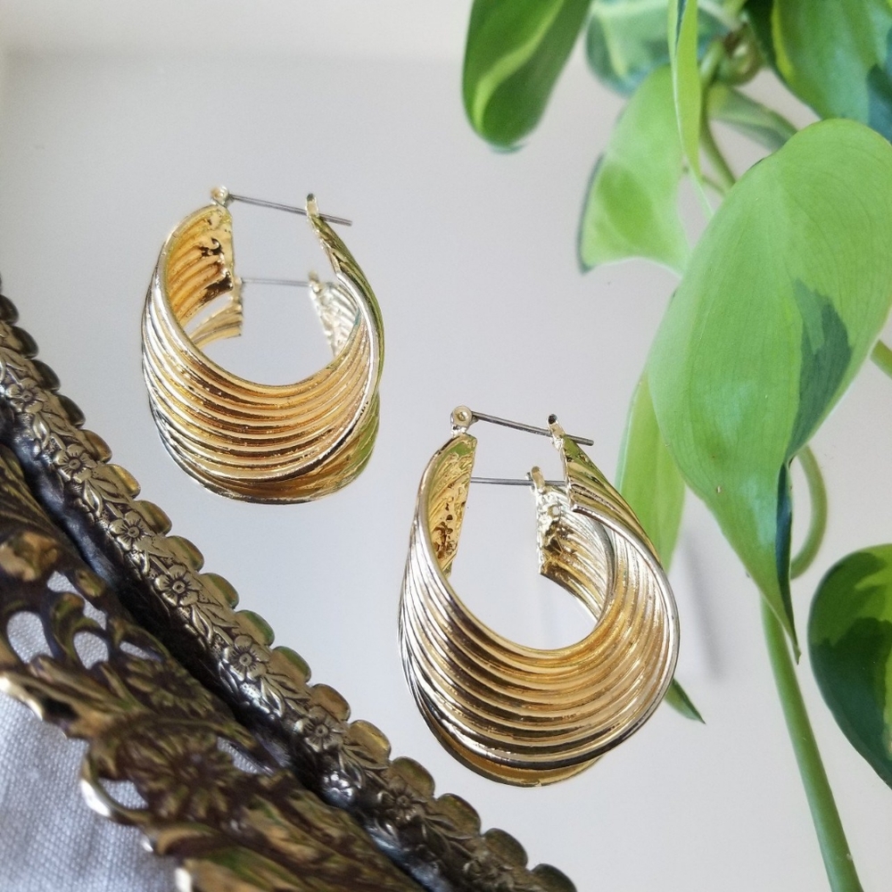 SOLD💫Vintage Gold Ribbon Twist Hoop Earrings